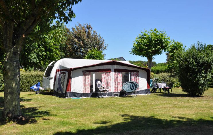 emplacement nu 10 amperes camping raguenes plage